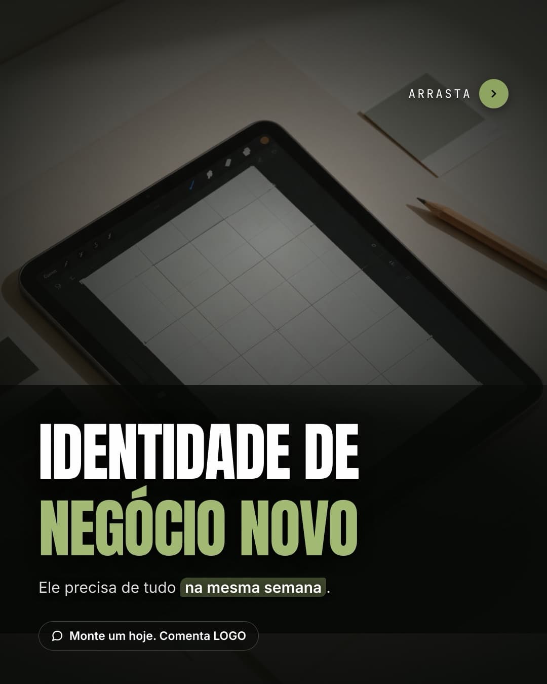 Um kit de identidade de marca aberto sobre a mesa